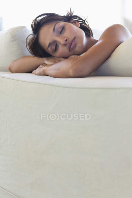 Розслаблена брюнетка жінка спить на ліжку — стокове фото