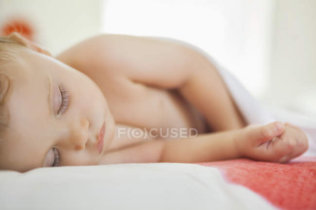 Крупный план спокойного симпатичного мальчика, спящего в постели — стоковое фото
