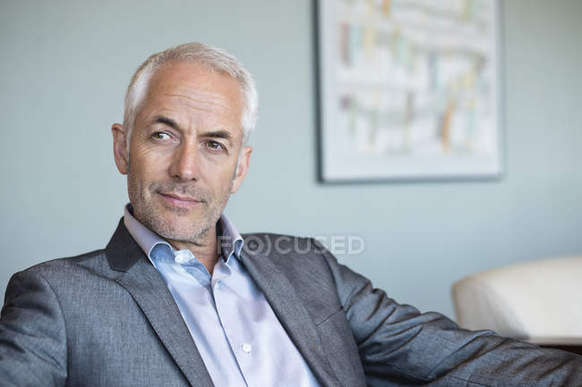 Close-up de homem de negócios maduro confiante sentado e pensando — Fotografia de Stock
