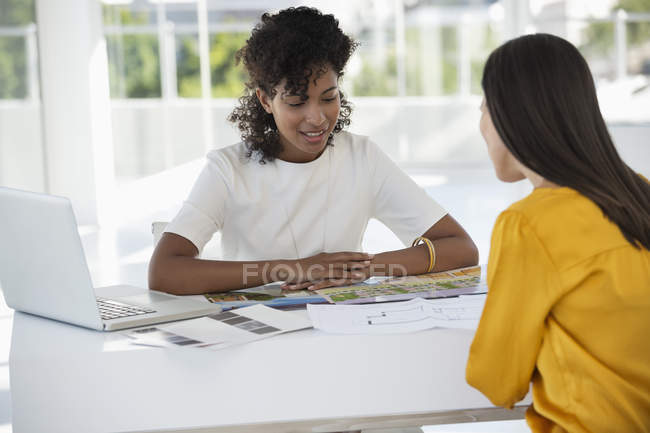 Agent immobilier discutant avec une femme au bureau — Photo de stock