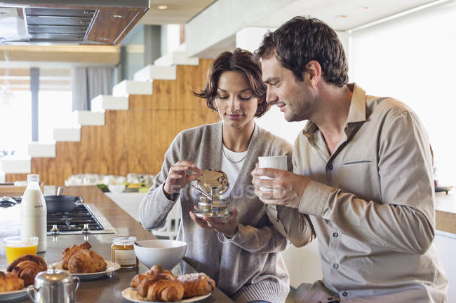 Пара снідає за кухонним столом — стокове фото