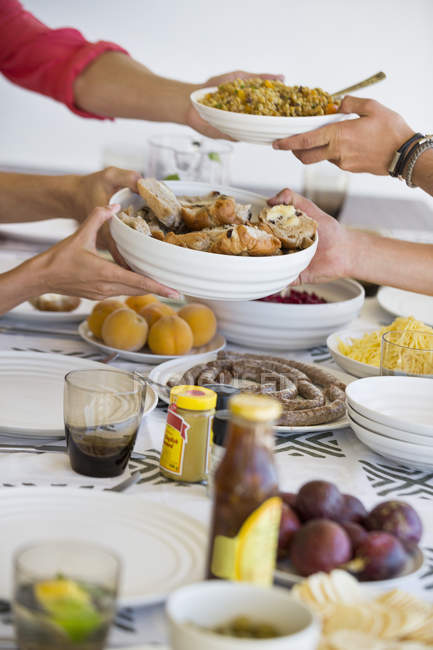Amici che pranzano a tavola, focus selettivo — Foto stock