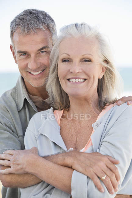 Портрет посміхаючись старший пара, підтримуючи на відкритому повітрі — стокове фото