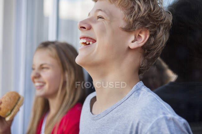 Close-up of friends smiling — Stock Photo
