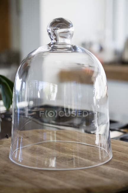 Primer plano de un frasco de campana en un mostrador de cocina - foto de stock