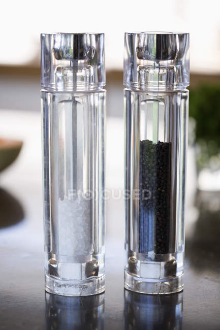 Salt shaker and pepper shaker at kitchen counter — Stock Photo