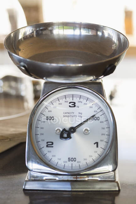 Крупним планом масштаб зважування на кухонній лічильнику — стокове фото