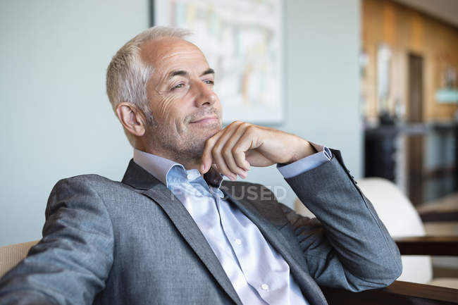Primo piano di un uomo d'affari fiducioso che pensa in ufficio — Foto stock