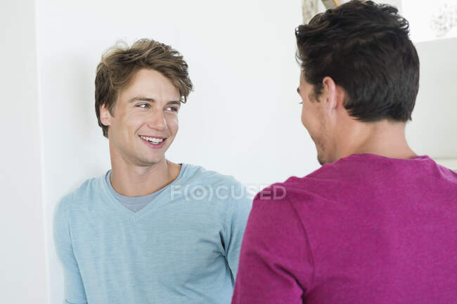Deux amis masculins se parlent — Photo de stock
