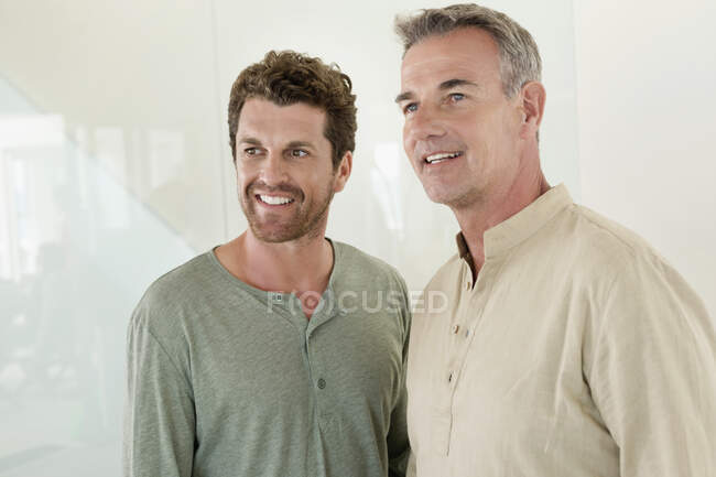 Padre e hijo sonriendo - foto de stock