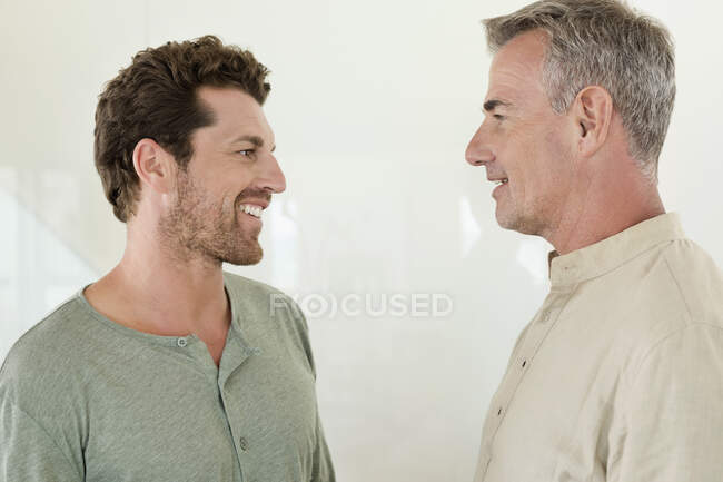 Vater und Sohn lächeln einander an — Stockfoto
