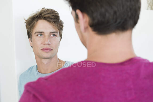 Two male friends talking to each other — Stock Photo