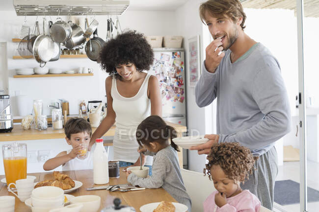 Famille à la table du petit déjeuner — Photo de stock