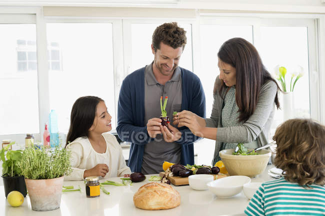 Glückliche Familie bereitet Essen in der Küche zu — Stockfoto