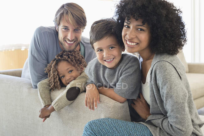 Retrato de una pareja sonriendo con sus hijos - foto de stock