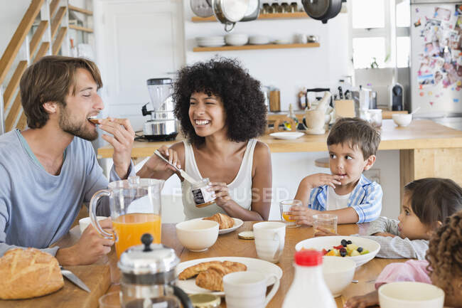 Famille à la table du petit déjeuner — Photo de stock