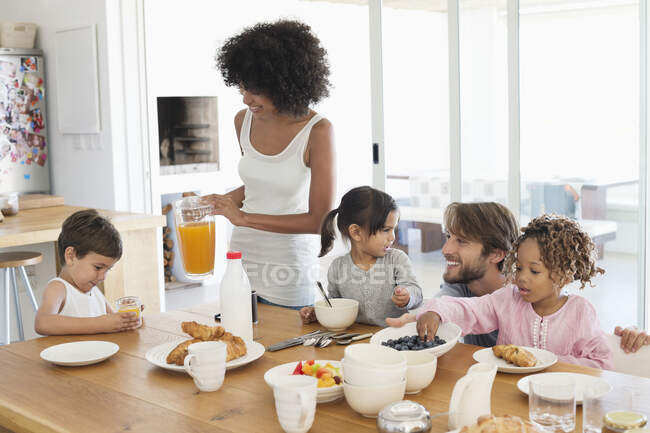 Family at breakfast table — Stock Photo
