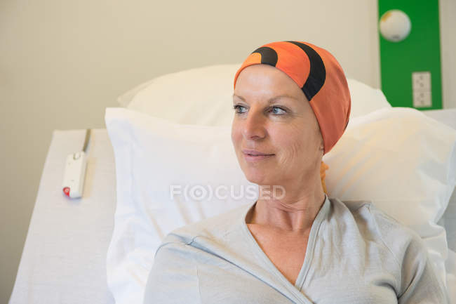 Patient receiving out-patient chemotherapy treatment — Stock Photo