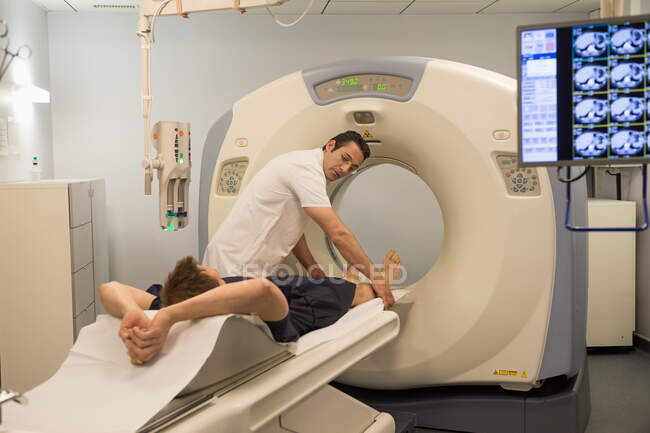 Medico maschile che prepara il paziente per la risonanza magnetica in ospedale — Foto stock