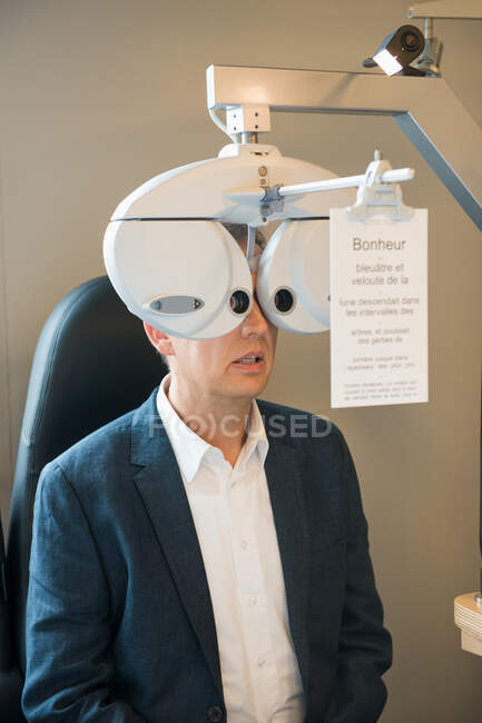 Пациент мужского пола с осмотром глаз — стоковое фото