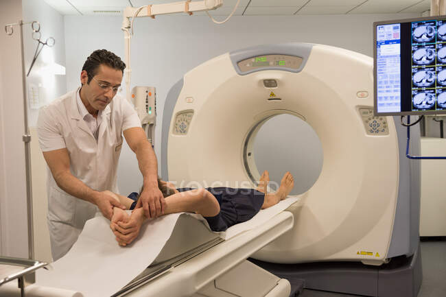 Médico masculino preparando o paciente para a ressonância magnética no hospital — Fotografia de Stock