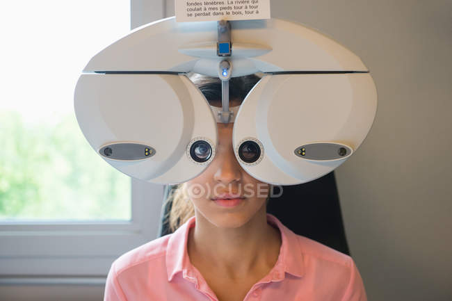 Paciente do sexo feminino com exame oftalmológico na clínica — Fotografia de Stock