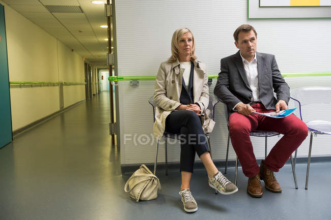 Casal sentado na área de espera do hospital — Fotografia de Stock