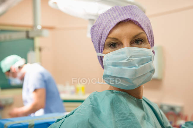 Retrato de cirurgiã na sala de cirurgia — Fotografia de Stock