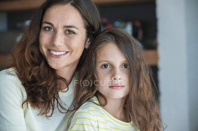 Портрет жінки, яка посміхається з дочкою — стокове фото