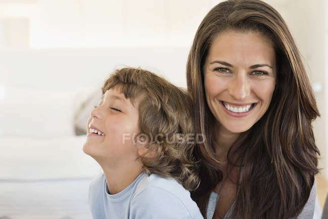 Retrato de mujer e hijo sonriendo juntos - foto de stock