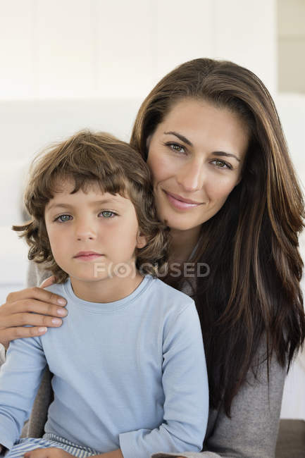 Porträt einer glücklichen Frau und ihres Sohnes, die zusammen sitzen — Stockfoto