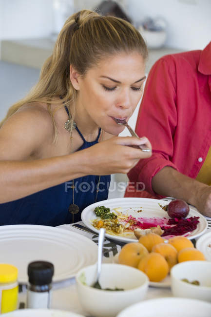 Giovane donna bionda godendo il pranzo — Foto stock