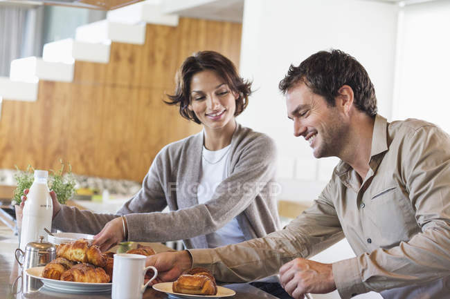Paar frühstückt am Küchentisch — Stockfoto