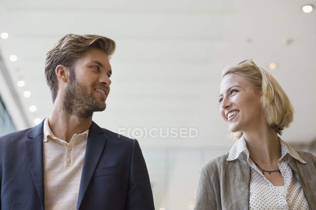 Lächelndes junges Paar schaut einander an — Stockfoto