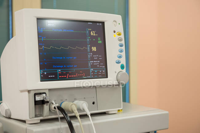 Monitor de unidad de cuidados intensivos en el hospital - foto de stock