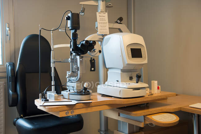 Équipement de test oculaire dans un laboratoire — Photo de stock