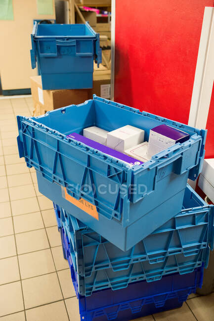 Медицинские коробки в больничной аптеке — стоковое фото