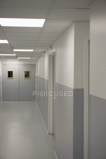 Interior del pasillo del hospital - foto de stock