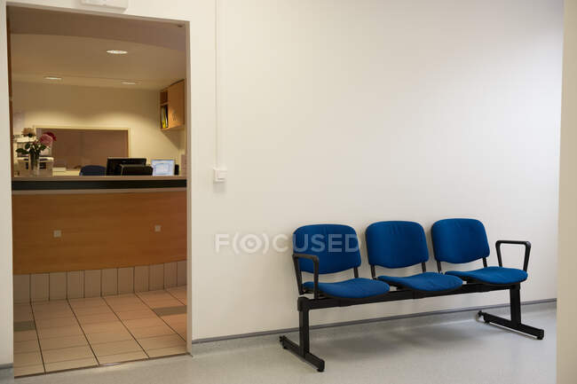 Banco de espera fora do consultório médico no hospital — Fotografia de Stock