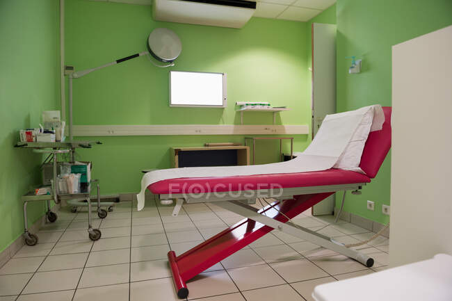 Sala de examen médico en el hospital - foto de stock