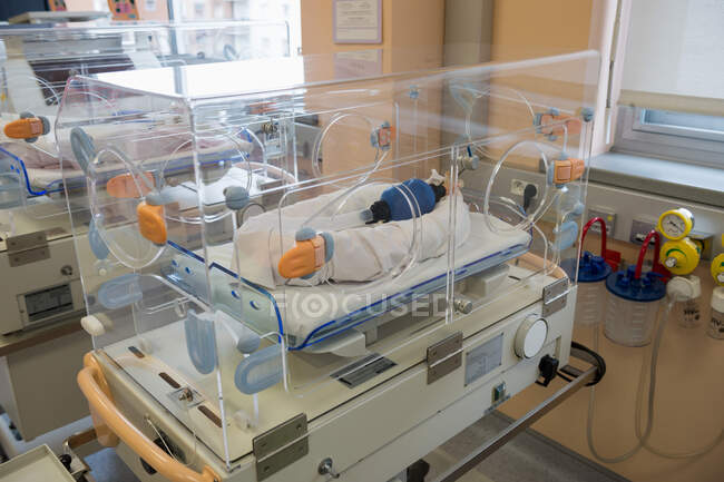 Incubadora em unidade de terapia intensiva no hospital — Fotografia de Stock