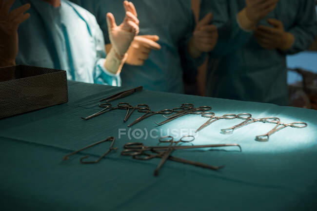 Cirujanos en quirófano - foto de stock
