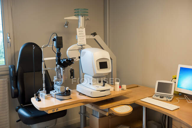 Equipo de pruebas oculares en un laboratorio - foto de stock