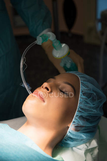Paziente con maschera di ossigeno in sala operatoria — Foto stock