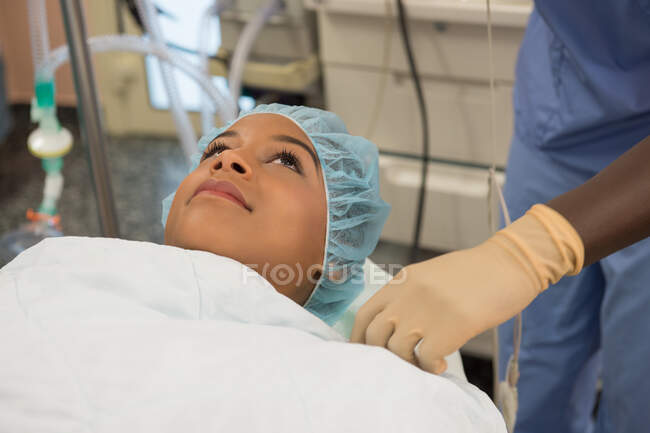 Paziente donna sdraiata su una barella in sala operatoria — Foto stock