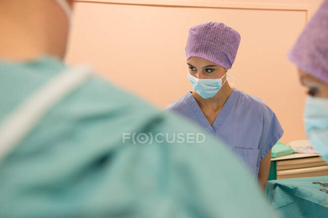 Медична команда виконує операцію в операційній кімнаті — стокове фото