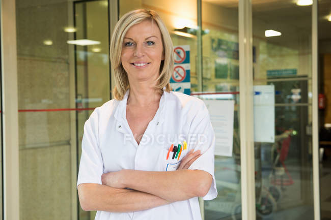 Портрет жінки-лікарки, яка посміхається в лікарні — стокове фото
