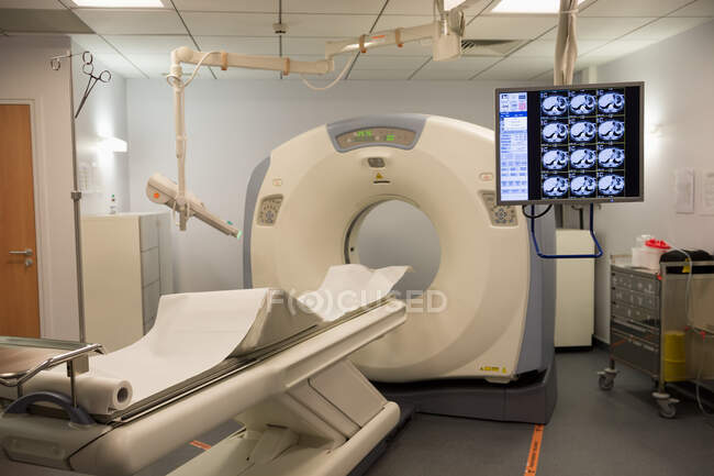 Sala de resonancia magnética médica en el hospital - foto de stock