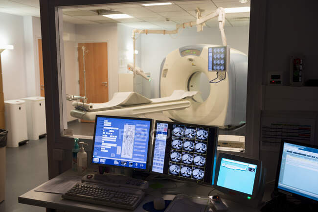 Medical MRI scan monitor room in hospital — Stock Photo