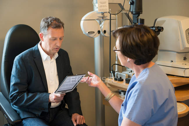 Paziente di sesso maschile sottoposto a visita oculistica in clinica optometrica — Foto stock